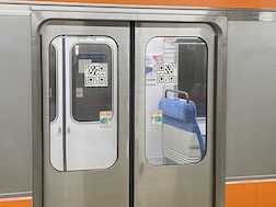 車両中央のドアに貼られたQRコード
